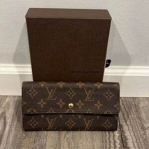 Classic Louis Vuitton Porte Tressor International wallet.